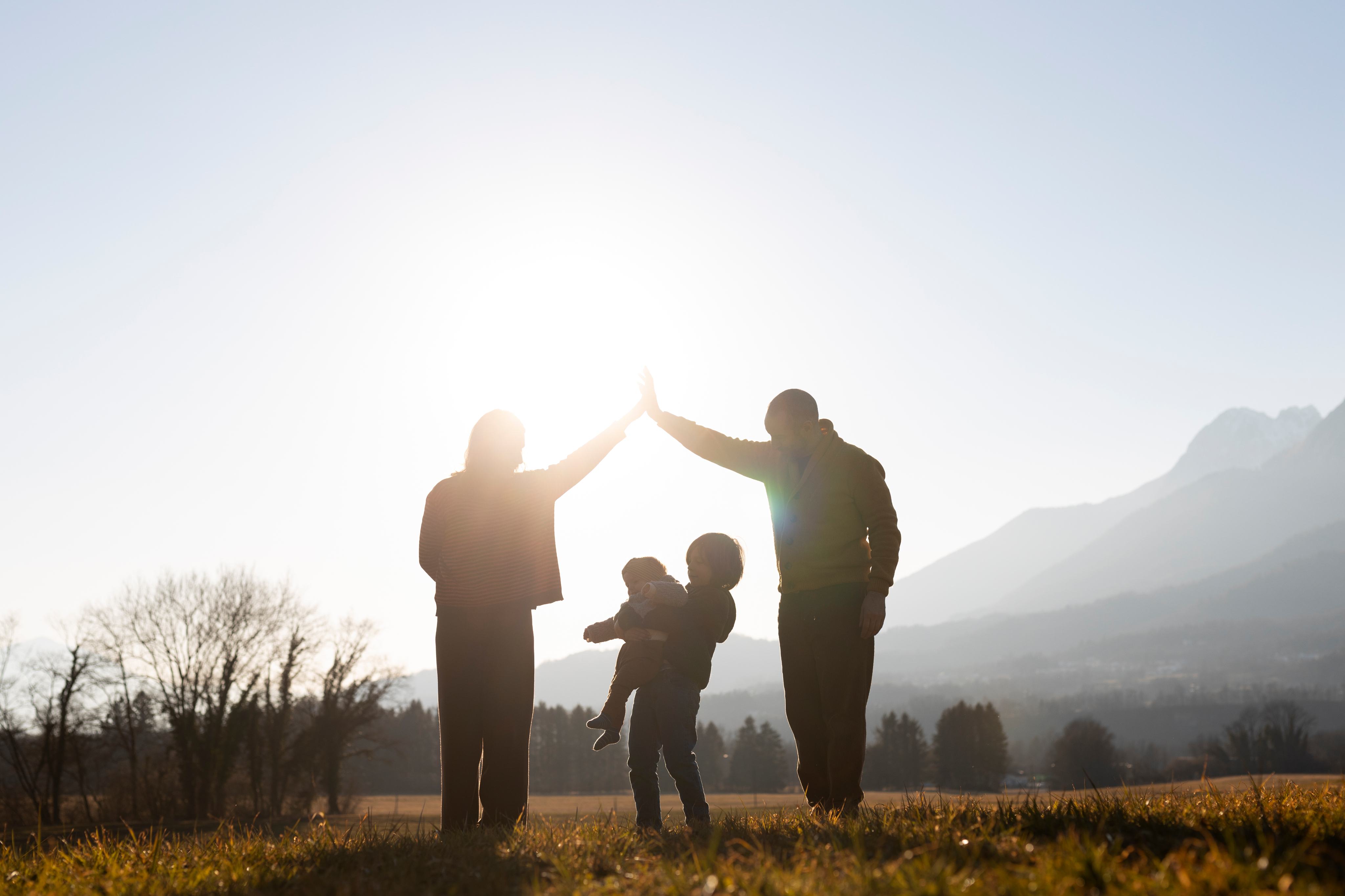 Silueta de una familia al amanecer