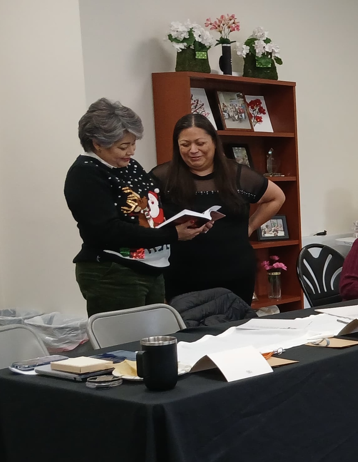 Claudia Lorett en un taller de crecimiento personal con una participante
